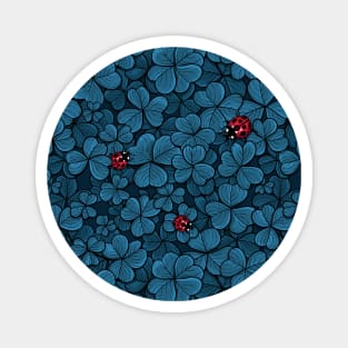 Find the lucky clover, blue and red Magnet